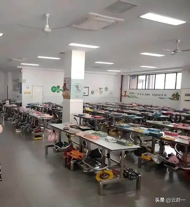 北京下了死命令：2027年底前，所有中小学必须告别“校外配餐	”