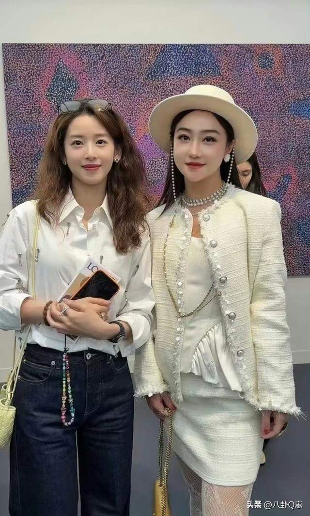 婚变传闻仅5天，刘强东"坦白"没自信，章泽天状态好到和男星看展