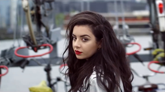 从偶像到演员：Charli XCX的选择比你想象更大胆