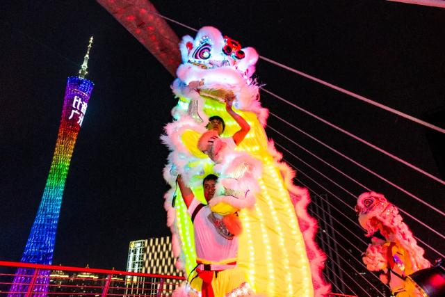 一场时尚大秀，一座大城闪亮