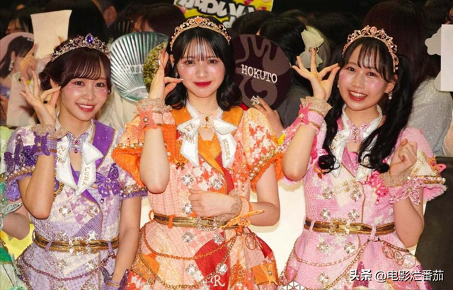 日本红毯“真辣眼”，一个比一个“老土”，有人装嫩有人油腻