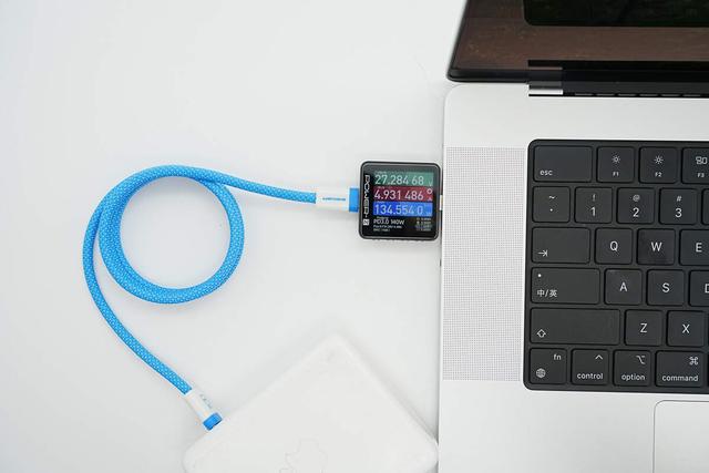 兼顾240W快充和40Gbps高速传输，异泽磁吸编织数据线拆解