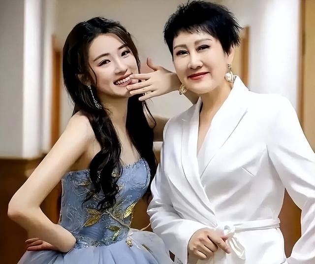 原来她是张凯丽女儿，16岁演女一号	，如今在《老舅》里惊艳所有人