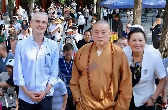 李湘不再隐瞒，公开承认与释永信关系，亲密照的真相终于有了答案