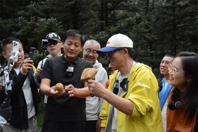 “俞你同行”走进阿拉善：俞敏洪领衔，解锁壮美风光与深厚文化