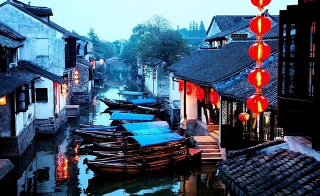 8年烧光50个亿！从人满为患到无人问津，全国古镇为啥批量倒闭？