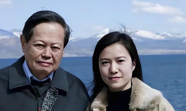 杨振宁告别仪式上，49岁翁帆近照曝光，原来杜致礼亲妹真的没说错