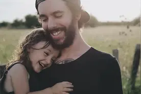 揭秘女人最喜欢男人“触摸”的秘密武器，助笨男人成为情感高手！图片