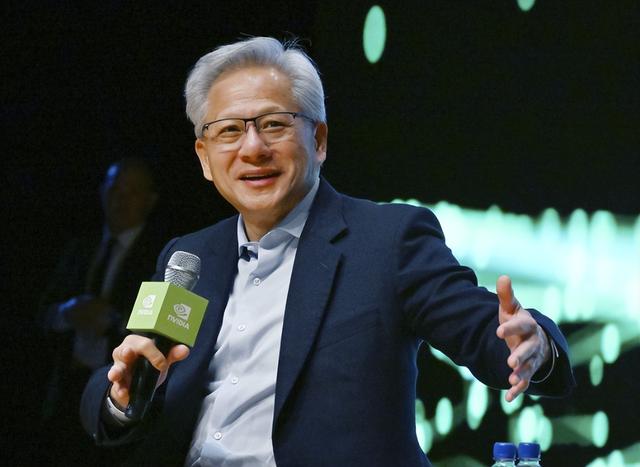 中美芯片暗战再升级！参议员联手马国封锁，黄仁勋称低估中国太蠢