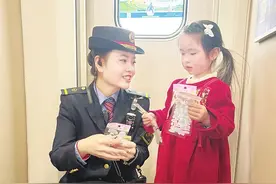 G622次列车的“暖心妈妈”图片