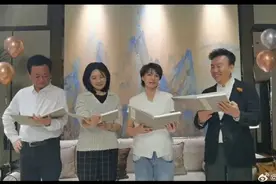 张泽群晒与周涛 、董卿、朱军同框照！合体主持过七届春晚，网友：好久不见的组合！图片