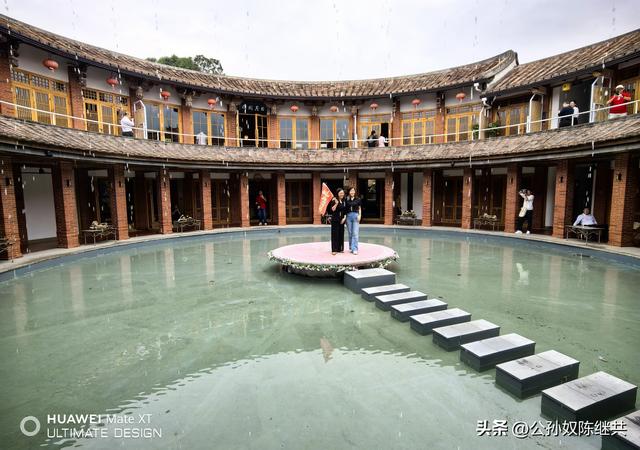 福建土楼此为珍，日昇楼内堪叹神：大埕水波盛，观光免走山路深！