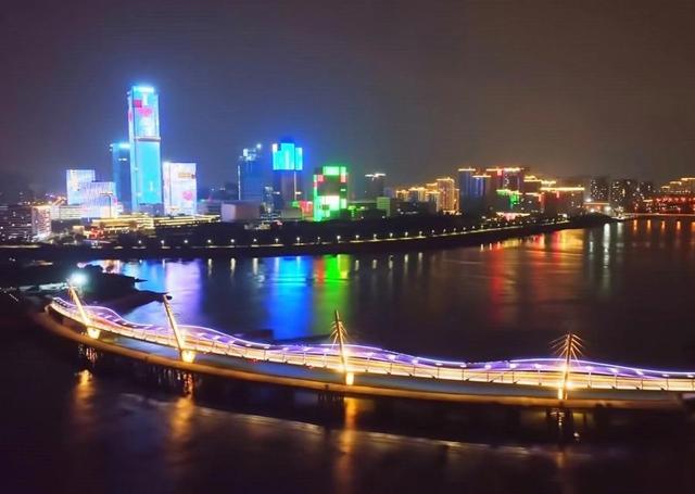 厦门环东之眼景观慢行桥，东西两段横跨西溪入海口，全长约769米