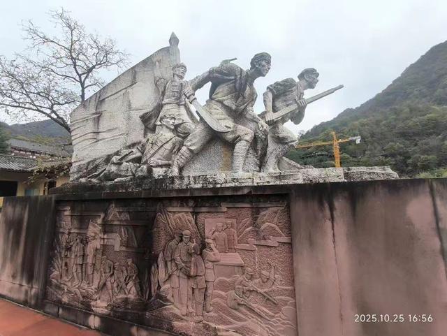 排队游览光雾山