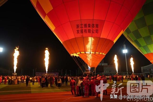 浙江武义：民众近距离接触热气球 感受热气球表演的独特魅力