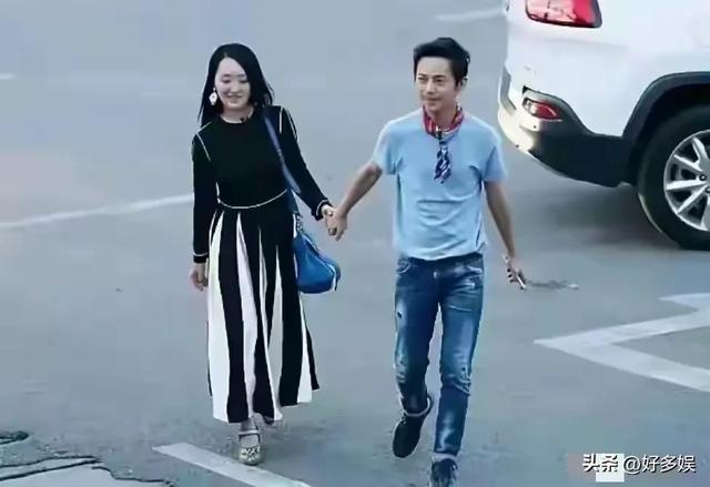 51岁的何炅，牵手54岁的杨钰莹，年过半百的俩人，画面温馨