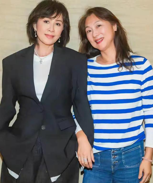 刘嘉玲回苏州与50年同学聚会 刘嘉玲保养超好 看着比别同学年轻好多