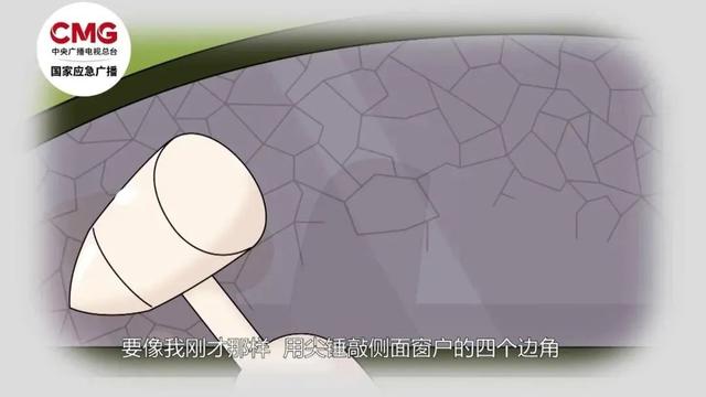 辽宁一幼童高温天被锁特斯拉车内热吐，家长近2小时未砸车窗，联系特斯拉总部远程解锁救出