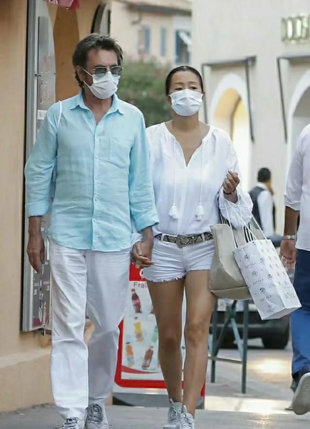 张艺谋和巩俐合影，张艺谋和陈婷合影，生理性喜欢显而易见