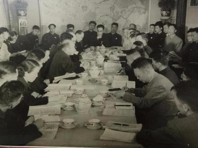1978年，他从副总理降为工人，被罢免职务后安慰妻子：我不会自尽