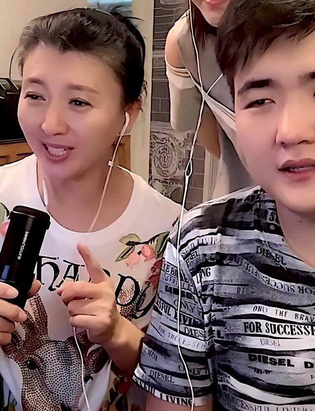 风向变了？央媒公开点名闫学晶，文案信息量大，32岁儿子也被连累