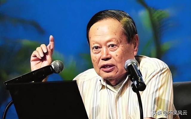 杨振宁葬礼结束，身披国旗无数人送行，可三大恶心情况还是发生了