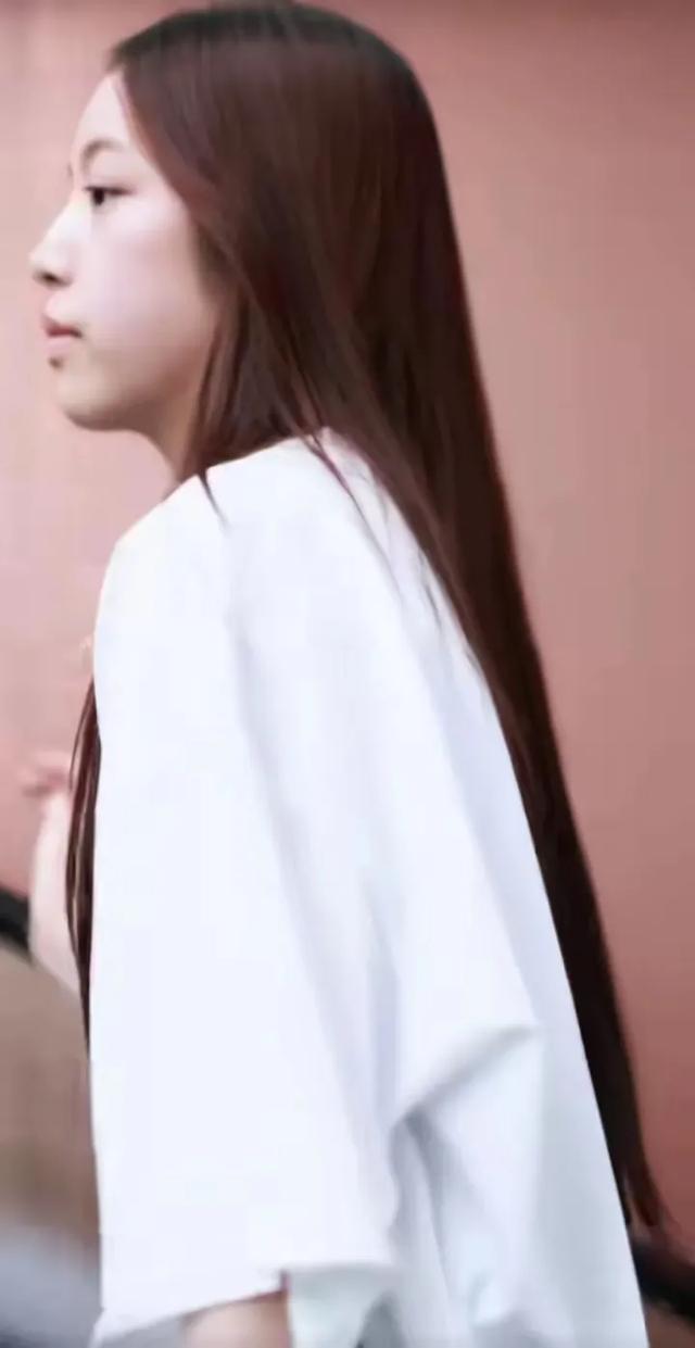 小四月都长这么大了，像爸爸黄有龙多一点，但大眼睛像小燕子