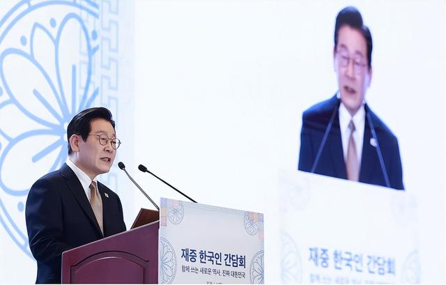 李在明落地北京	，没有先和中方官员会面，而是先去了一场座谈会