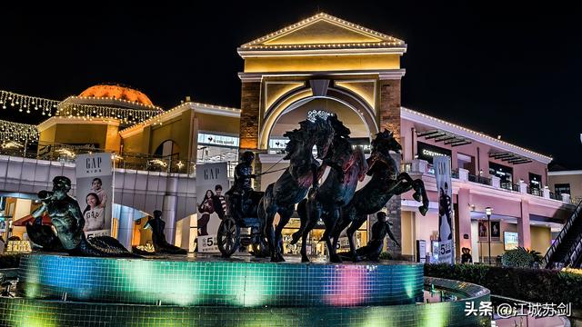 购物中心夜色 · 璀璨灯光下的繁华盛景