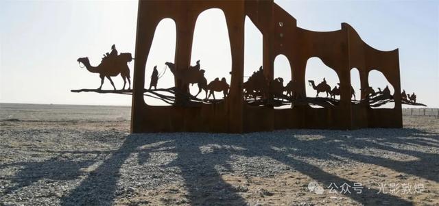 阳关玉门关旅游区大型雕塑“大漠驼铃”落成