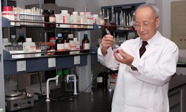 中美博弈中国胜！白宫没技术怨华管制稀土不公，自己却垄断高科技