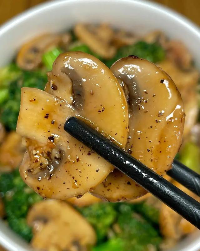 吃一斤它等于吃10只鸡，一降血脂、二降血糖	、三降胆固醇，要懂吃