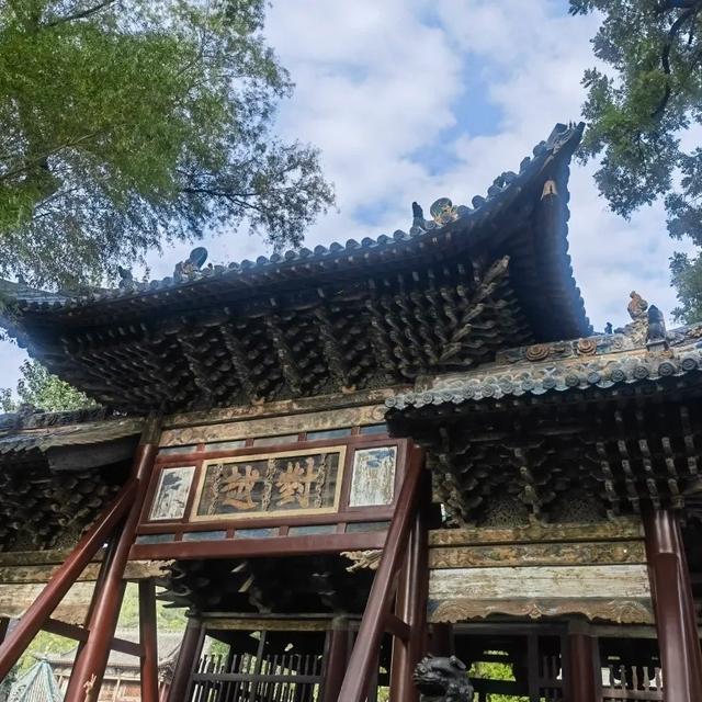 我是上海人，游晋祠遇反差，圣母殿人挤，周柏立了三千年。