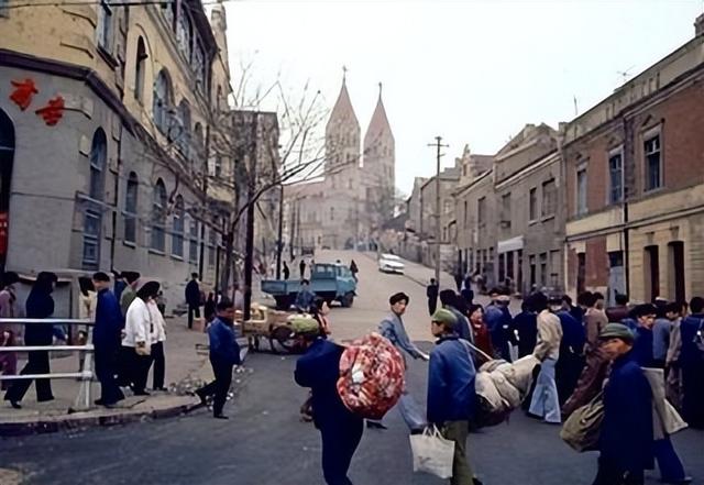 张洪章：从农村集市“守摊娃”到飞天英雄，他和妻子有个约定