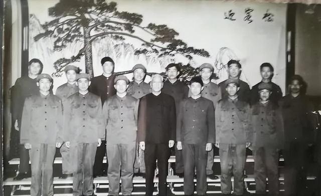 他给毛主席当了26年警卫员，后又保卫华国锋邓小平，如今依然在世