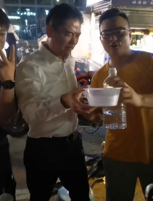 刘强东深夜吃大排档，用塑料大碗喝散装白酒，小摊当晚生意火爆