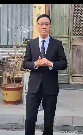 63岁冯远征带71岁妻子梁丹妮回陕西韩城老家，两人牵手逛景点