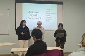 上海阿姨曾高分考入华师大，56岁又去欧洲留学，“90后”女儿反成陪读图片