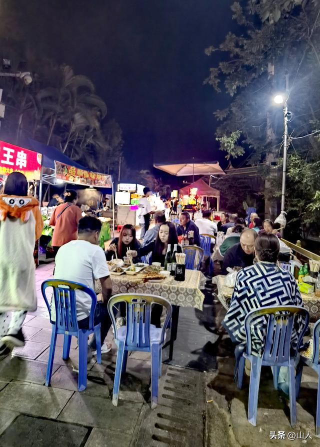 西双版纳的江边夜市