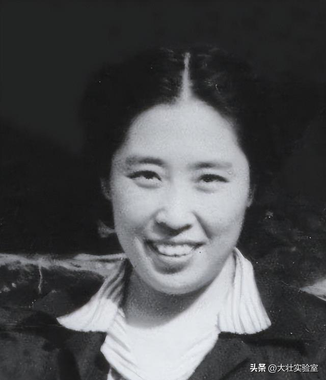 王光美有多美？1940年王光美在大学留影，19岁气质出众