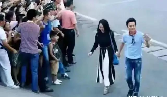 何炅和杨钰莹街头牵手 画面温馨 何炅年事已高 杨钰莹依旧美丽动人！