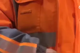 长春环卫工作服被质疑太单薄，全是腈纶棉还透光，城管局工作人员：是统一工作服，会将情况反映给领导图片