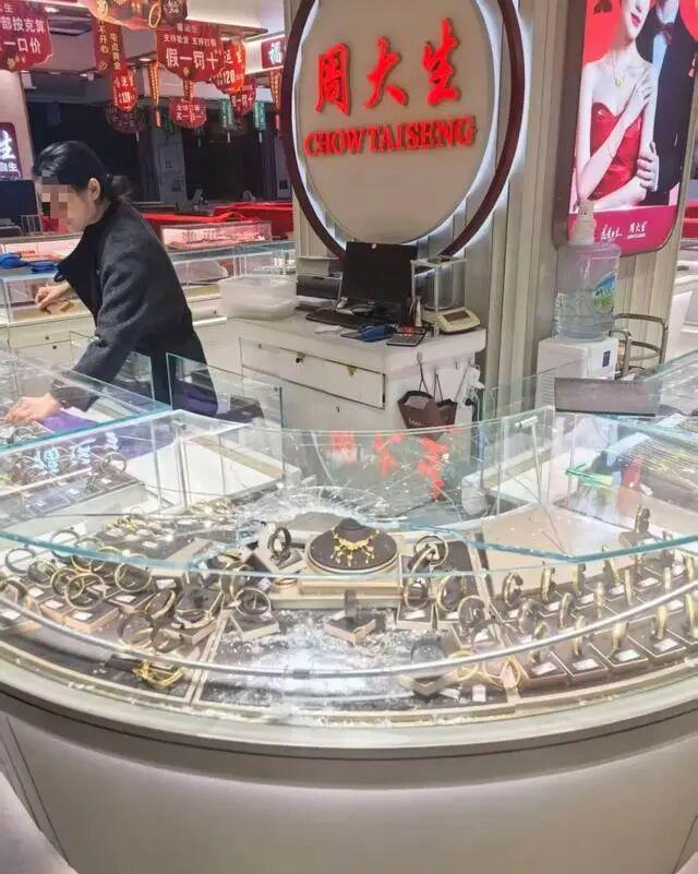 湖北一商场内两金店被抢	，嫌疑人戴头盔抢走价值60多万元的黄金，目前嫌疑人已抓获，被抢金饰被追回