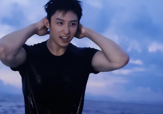 离婚8年，一别两宽，如今的黄景瑜	，已是王雨馨高攀不起的存在