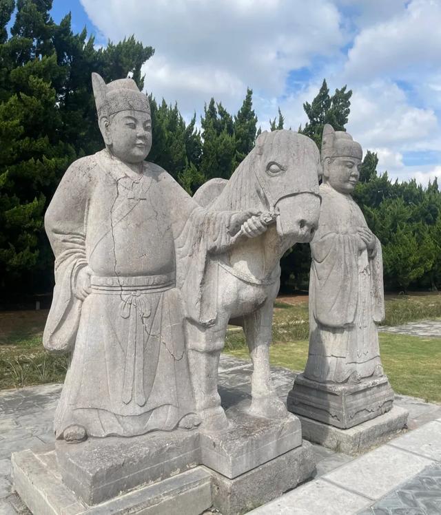 安徽凤阳县离蚌埠近,有小岗村和明皇陵,还有明中都鼓楼