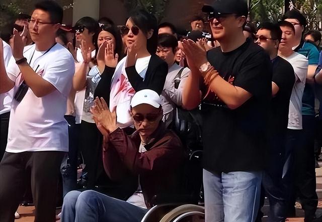 她是国家一级女演员，多次给坐轮椅丈戴绿帽，如今儿子也是演员