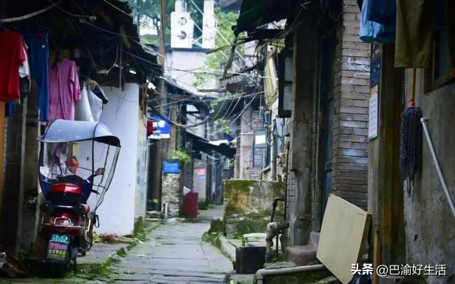 民国时期遗留老街道，曾是合川最热闹的街巷，至今保留着原汁原味