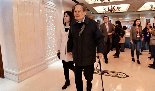 杨振宁猝然离世，临终状态曝光，翁帆25字表心情，难怪相爱20年