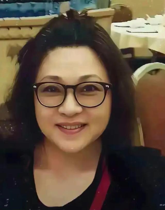 62岁黄秋燕与63岁的利智 一个像阿姨 一个像小姑娘 简直像隔了两代人