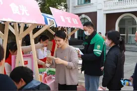 磨刀、缝补、配钥匙……小本生意在松江这里能注册登记了图片